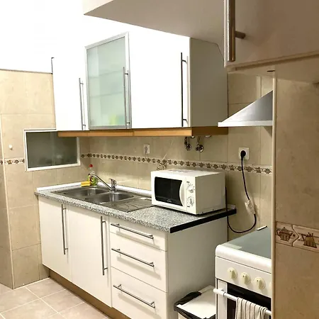 Апартаменты T2 In Typical In Sapadores Лиссабон